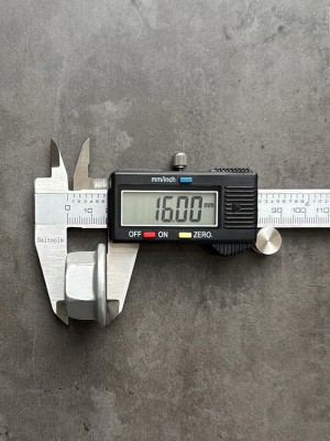 Гайка с фланцем М16х1,5 DIN 6923 КП 10, высокопрочная, фланцевая с насечками, оц.