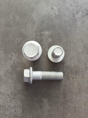 Болт фланцевый М16х50х1,5 8.8 оц. DIN 6921 без насечек